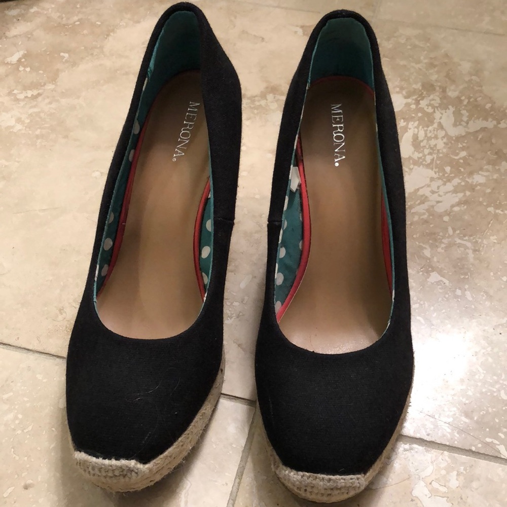 Black wedges